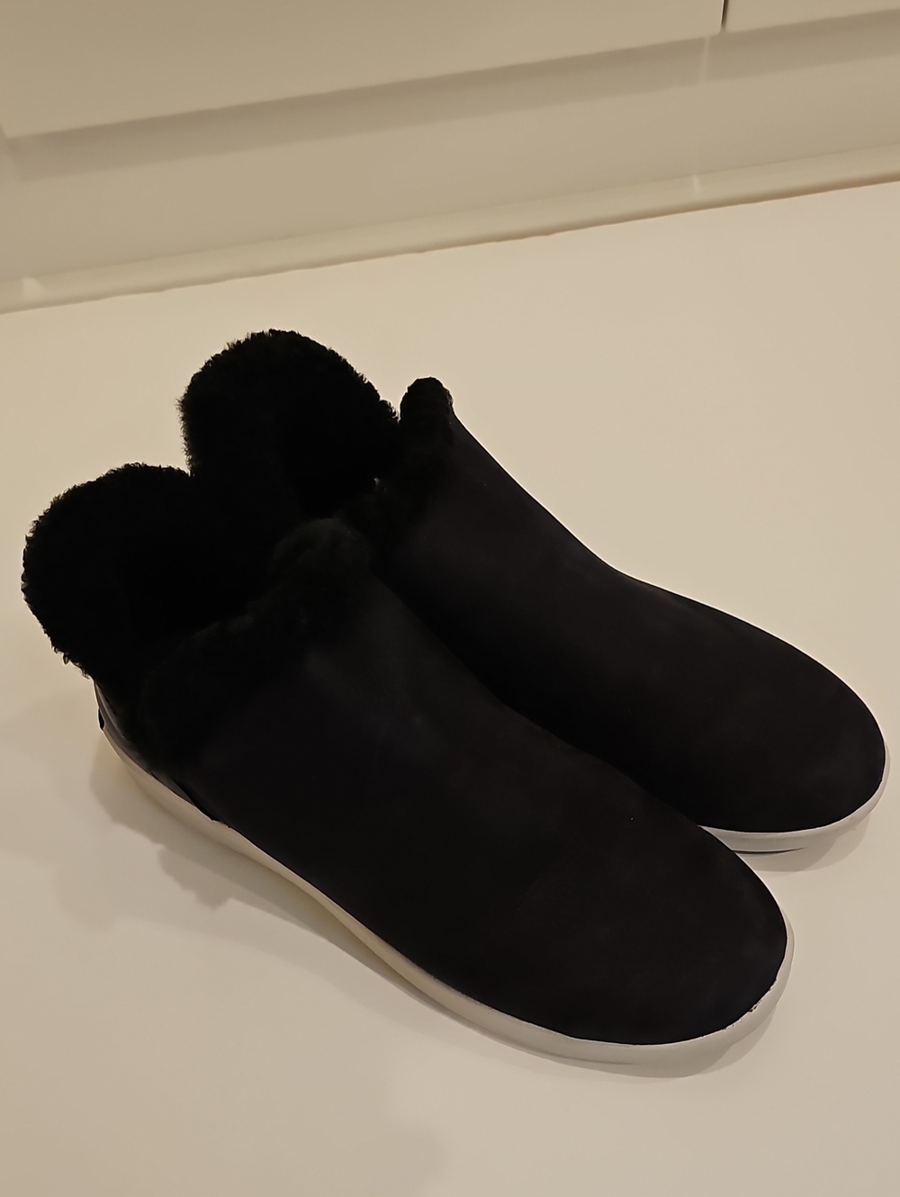 OluKai Malua Hulu Women's Black Slip-On Wool Lined Boots Leather Uppers Size 11